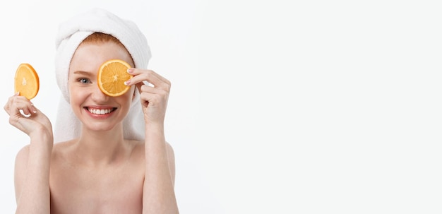 건강한 라이프스타일을 위한 훌륭한 음식 오렌지 서 있는 조각을 들고 있는 아름다운 젊은 벗은 여자