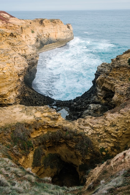 Foto gratuita linea costiera sideseeing della grande strada dell'oceano, la grotta