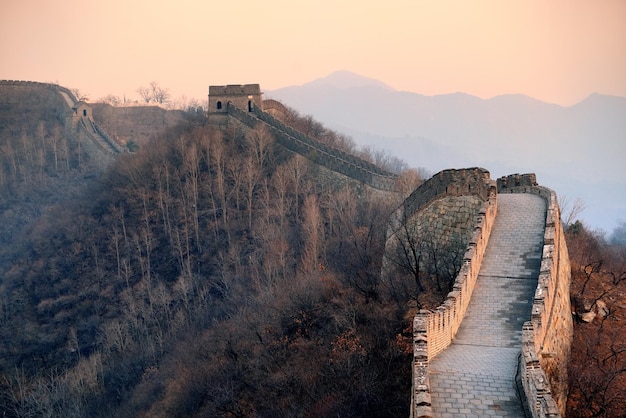 Foto gratuita tramonto sulla grande muraglia