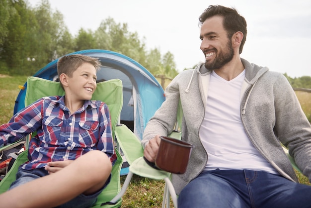 Foto gratuita ottimo weekend passato da ragazzo e suo padre