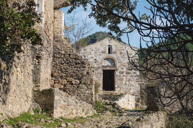 トルコのフェティエ近くの放棄されたゴーストタウンにあるギリシャの礼拝堂 古代ギリシャの都市カルミリソスの遺跡 18世紀の夏休みシーズン