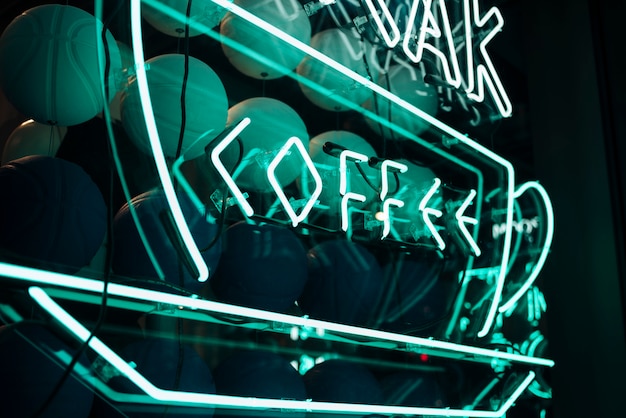 Foto gratuita la fonte greca del caffè firma dentro le luci al neon