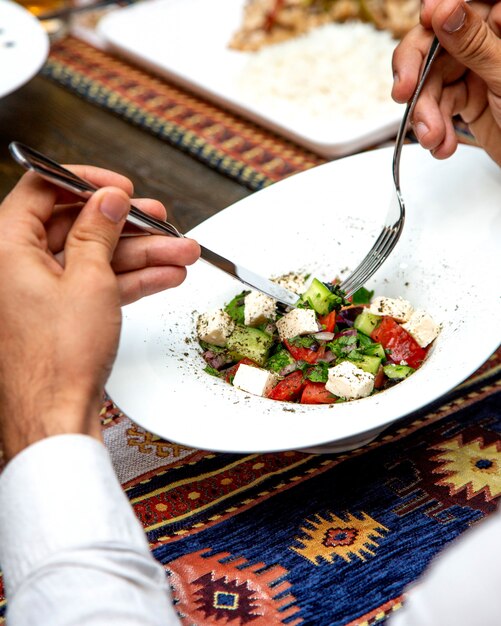 Греческий салат на столе
