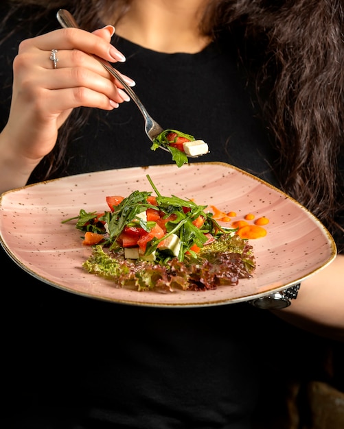 Foto gratuita insalata greca con rucola