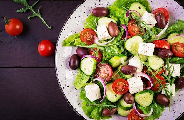 Foto gratuita insalata greca con verdure fresche, formaggio feta e olive kalamata