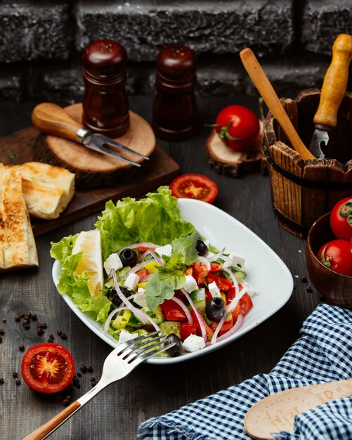 Греческий салат с помидорами, луком, сыром и оливками