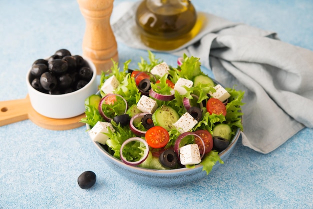 トマト​、​きゅうり​、​オリーブ​、​フェタチーズ​を​コンクリート​の​背景​に​盛り付けた​ギリシャ風​サラダ​、​典型的​な​ギリシャ​料理​、​厳選された​フォーカス