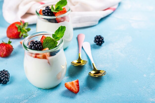 Греческий йогурт с летними ягодами