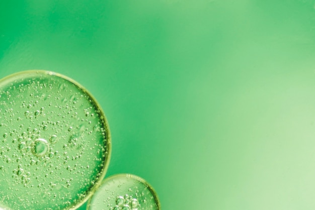 小さな泡と緑の抽象的な背景
