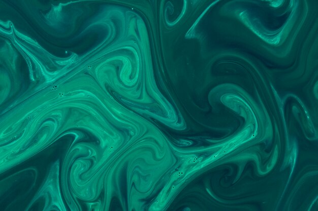 Зеленая акриловая краска на фоне водной поверхности