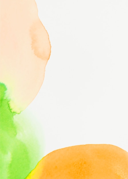 Бесплатное фото Зеленое и оранжевое акварельное пятно на белом фоне
