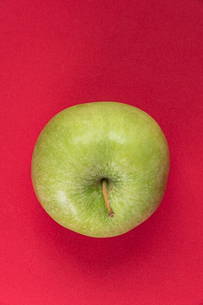 빨간색 배경에 녹색 사과