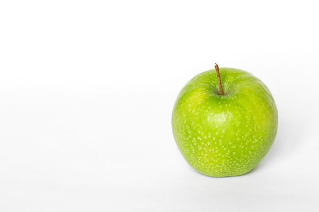 Free photo green apple on a white background isolated copy space