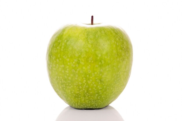 스튜디오에서 흰색 바탕에 녹색 사과