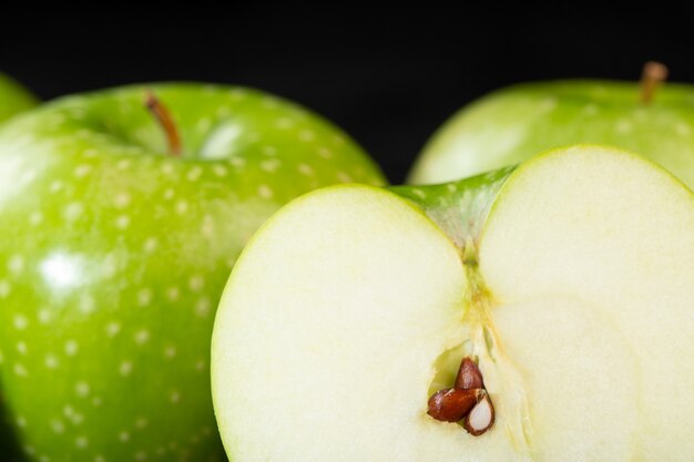 녹색 사과 맛있는 신선한 부드러운 육즙이 잘 익은 반 잘라 과일 회색에 고립