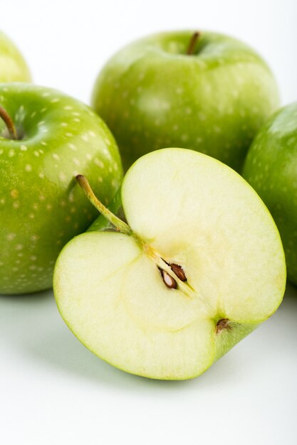 Зеленые яблоки свежие спелые сочные идеально подходит на белом столе