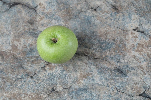 Бесплатное фото Зеленые яблоки, изолированные на бетоне.