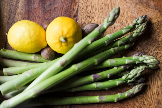 Green asparagus and lemons