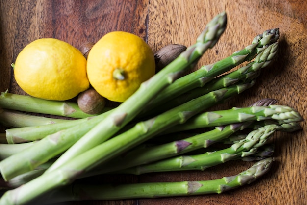 Green asparagus and lemons