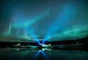 Free photo green aurora lights above body of water