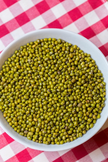 Foto gratuita semi di fagiolo verde sul tavolo