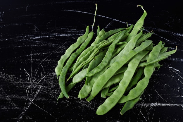 Free photo green beans on black