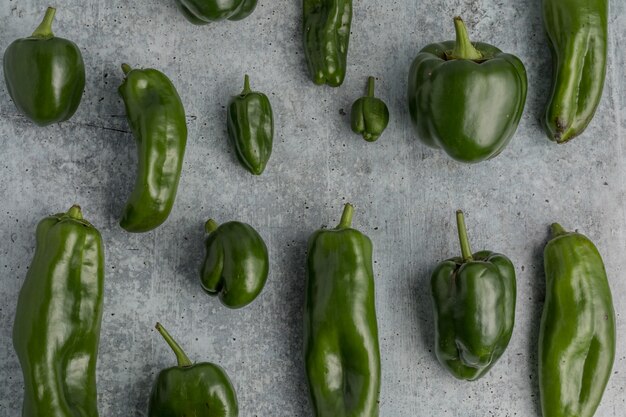 Free photo green bell peppers on gray ground