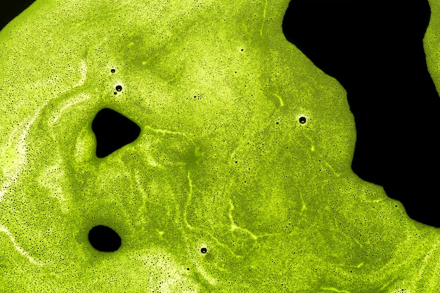 Foto gratuita schiuma di colore verde su liquido