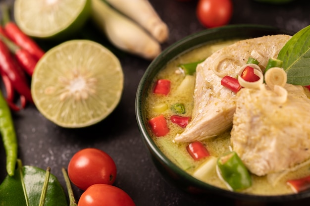 Free photo green curry made with chicken, chili, and basil, with tomato, lime, kaffir lime leaves and garlic.