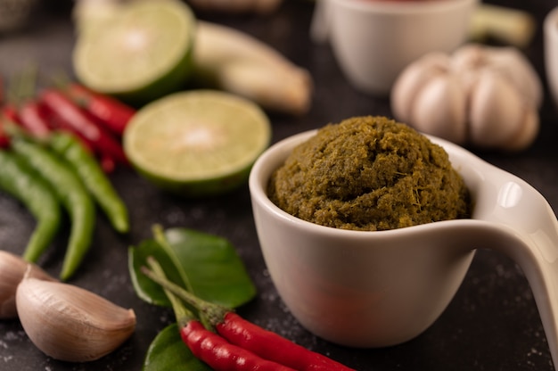 Free photo green curry paste made from chili