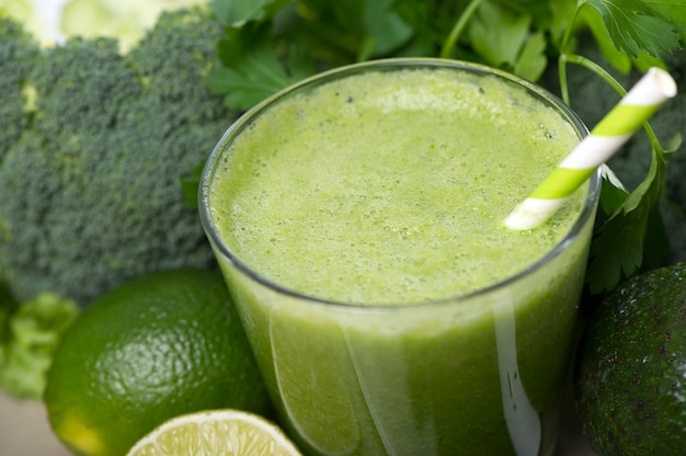 Foto gratuita frullato verde disintossicante. ricette smoothie per una rapida perdita di peso