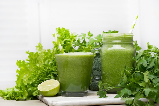 Foto gratuita frullato verde disintossicante. ricette smoothie per una rapida perdita di peso