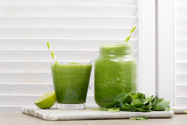 Бесплатное фото Зеленый детокс смузи. рецепты смузи для быстрого похудения