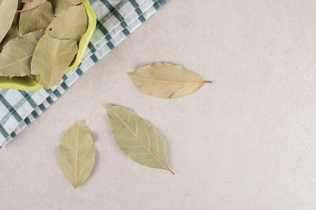 セラミックボウルに緑の乾燥した月桂樹の葉。