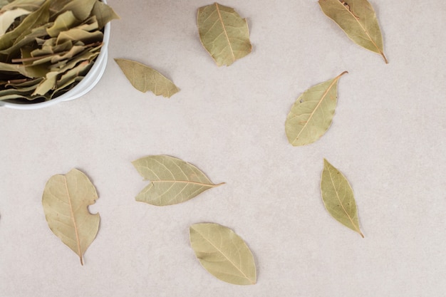 무료 사진 세라믹 그릇에 녹색 말린 된 베이 잎.