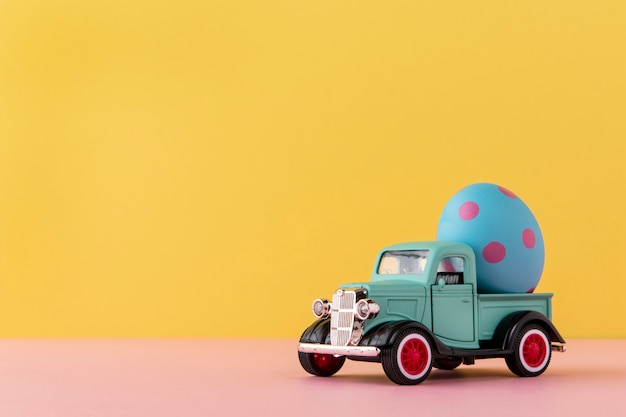点線の卵と緑のイースター車