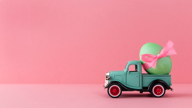 Бесплатное фото Зеленый пасхальный автомобиль с зеленым яйцом