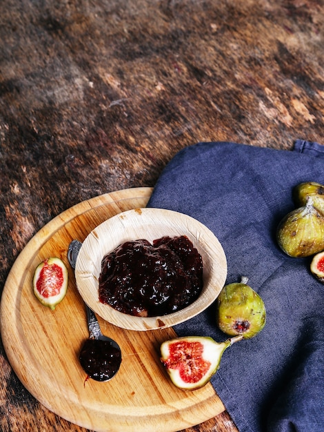 Free photo green fig with jam on rustic table