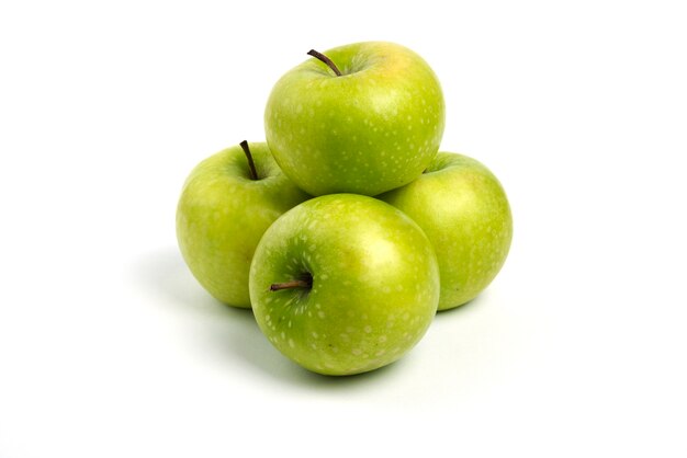 흰색 바탕에 녹색 신선한 사과입니다.