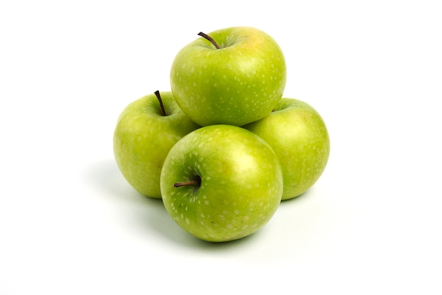 Зеленые свежие яблоки на белом фоне.