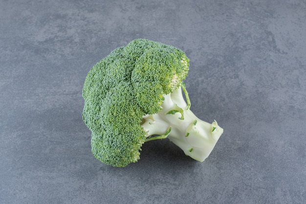 Free photo green fresh broccoli isolated on blue surface