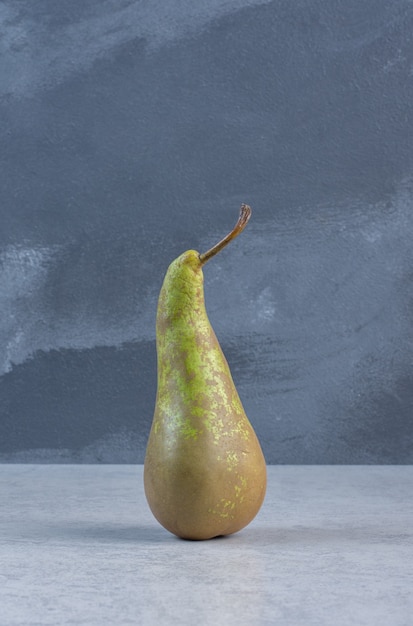 Free photo green fresh pear stand on grey background.