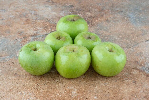대리석 테이블에 녹색 신선한 달콤한 사과입니다.