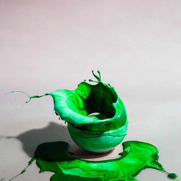 緑のグラデーションペイントスプラッシュとカップの抽象的な背景