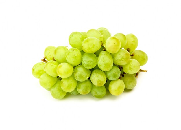 Зеленый виноград, изолированных на белом