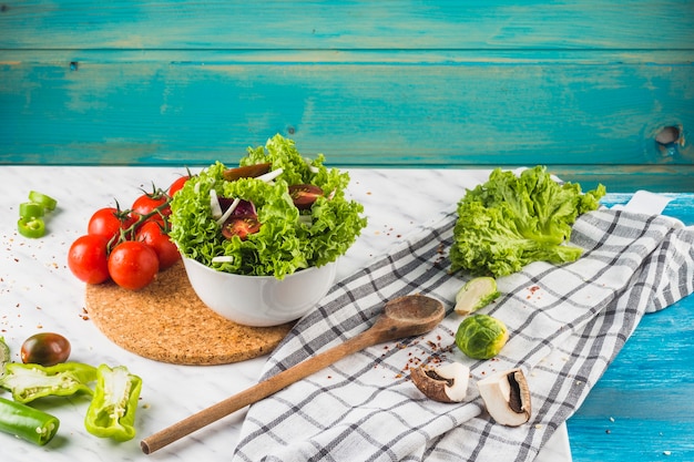 Бесплатное фото Зеленый полезный салат и специи на кухне
