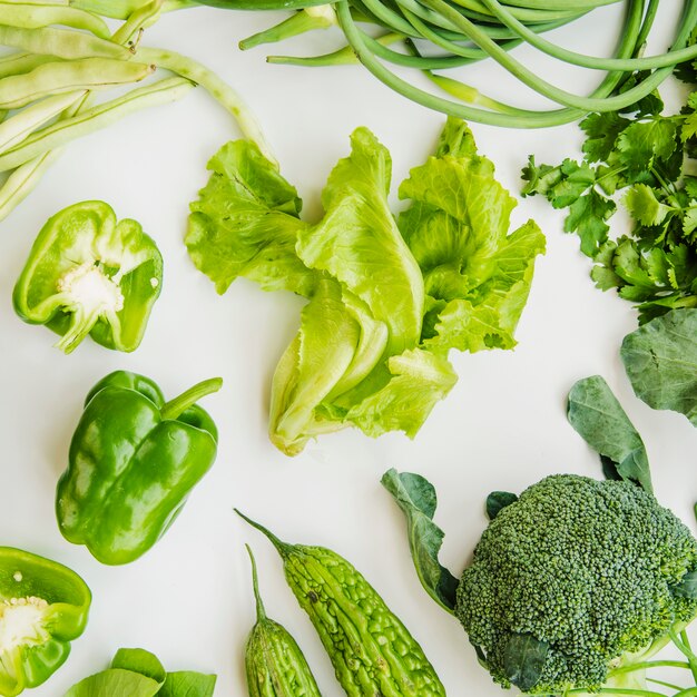 Зеленые здоровые овощи на белом фоне