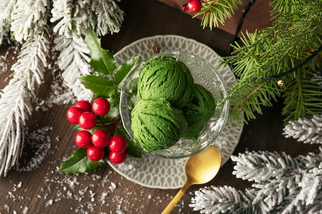 Foto gratuita gelato verde nella vista dall'alto della tazza