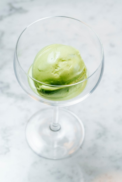 Зеленое мороженое подается в бокале