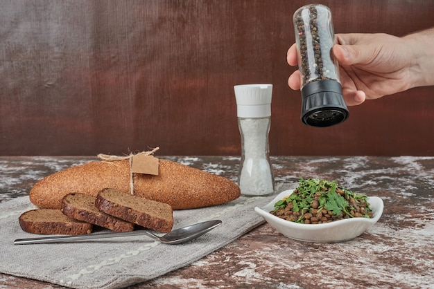 Insalata di lenticchie verdi con fette di pane.